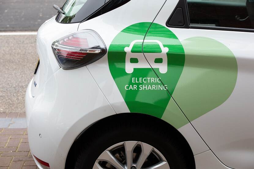 Logo op zijkant elektrische deelauto