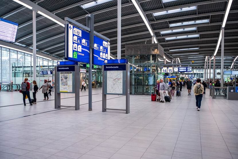 Reizigers in hal treinstation Utrecht