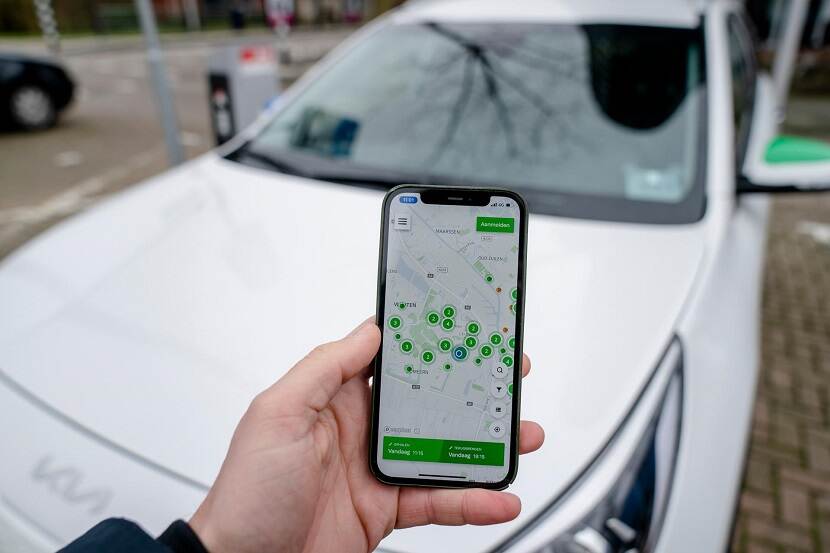 Smartphone met app voor deelauto