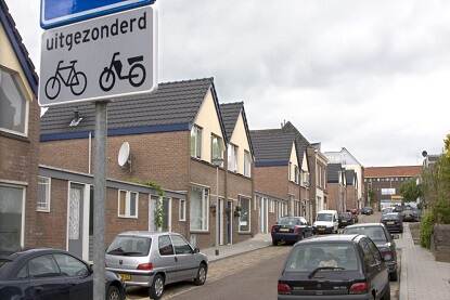 Straat in Arnhem met  geparkeerde auto's