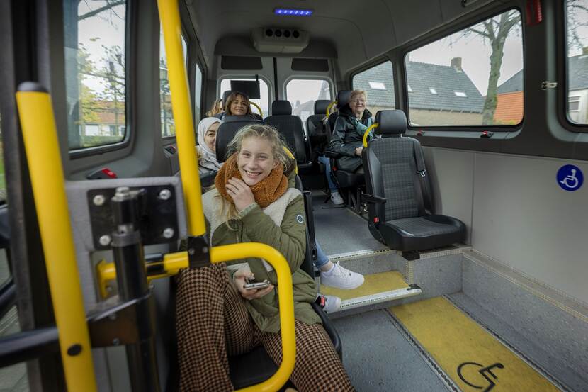 Passagiers in een kleine personenbus