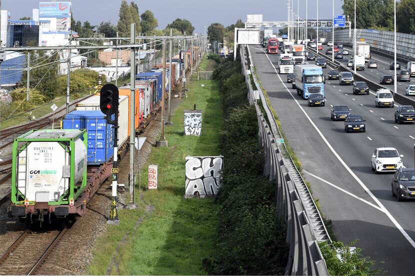 Goederentrein en file in Rotterdam