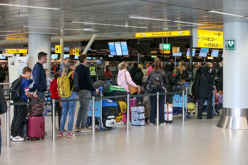 Reizigers op luchthaven Schiphol